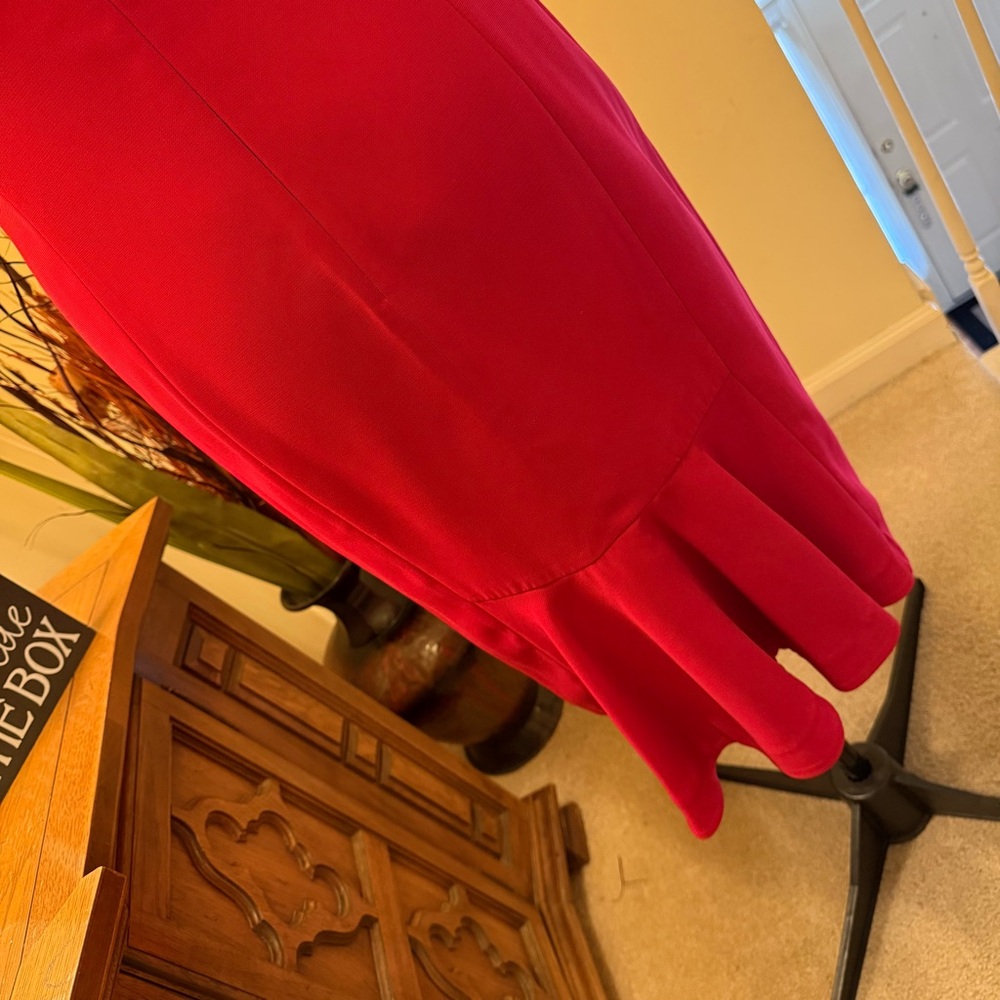 Elegant Red Sleeveless Tailored Dress - Picture 10 of 16